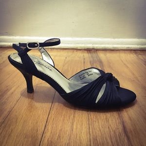 🦋3/$12 Metaphor Open Toe Dress Kitten Heels